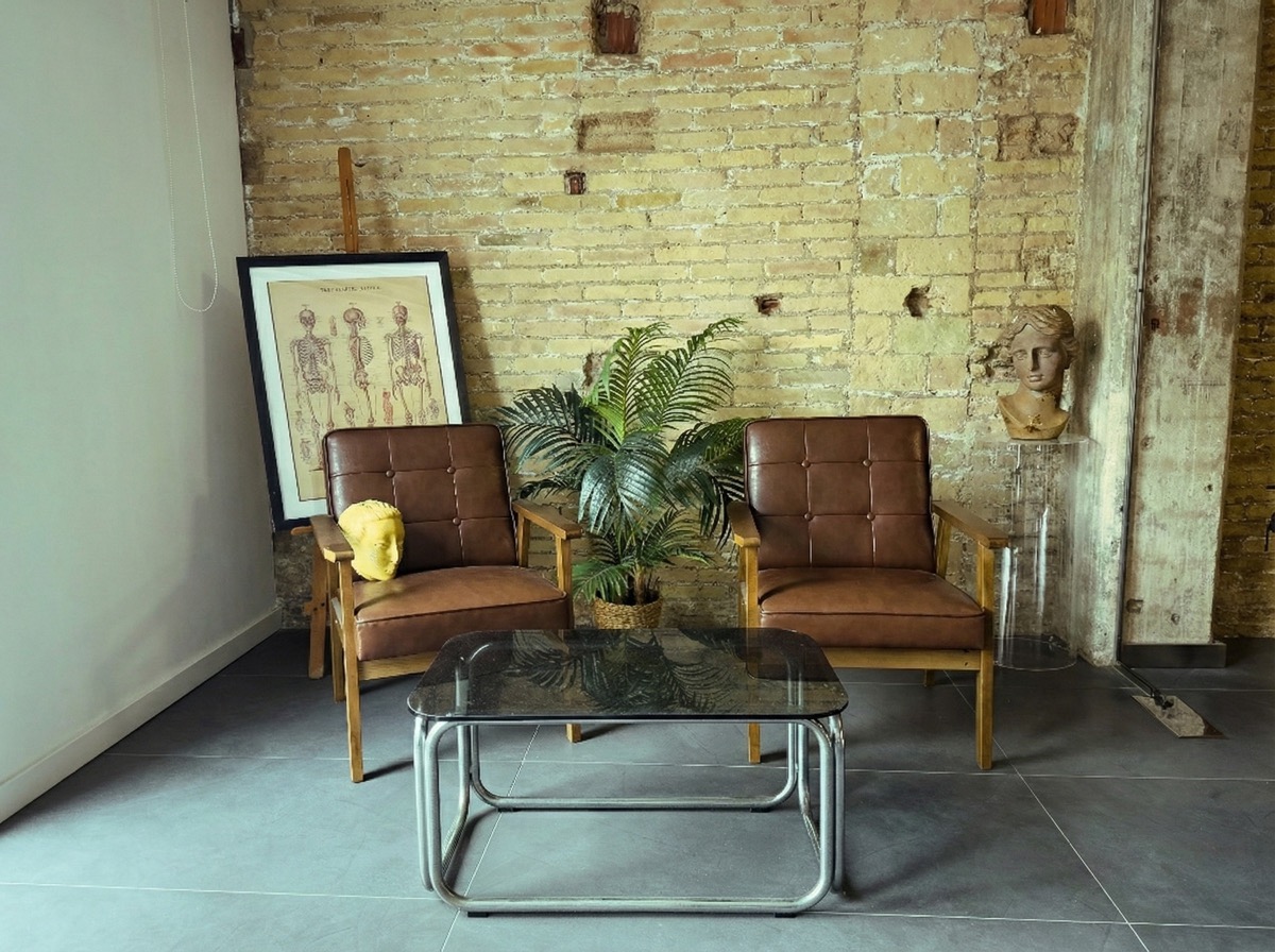 Zona lounge del búnker con sofás vintage